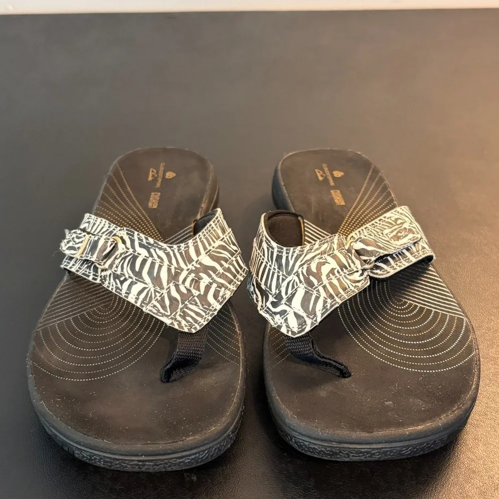 Clarks Cloudsteppers Flip Flops Womens sz 9M Black White Zebra Comfort summer